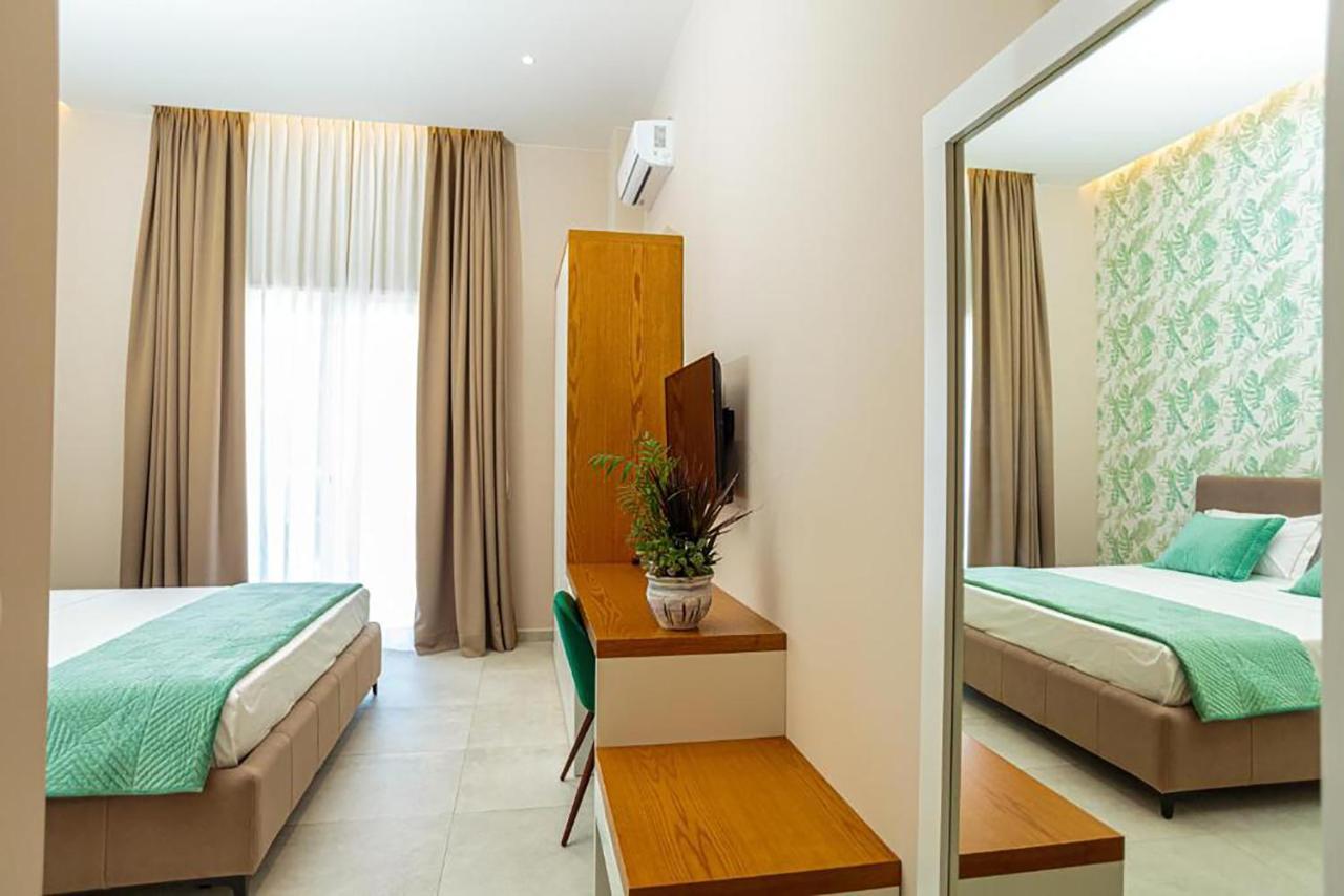 Toto Hotel & Apartments Radhimë Esterno foto